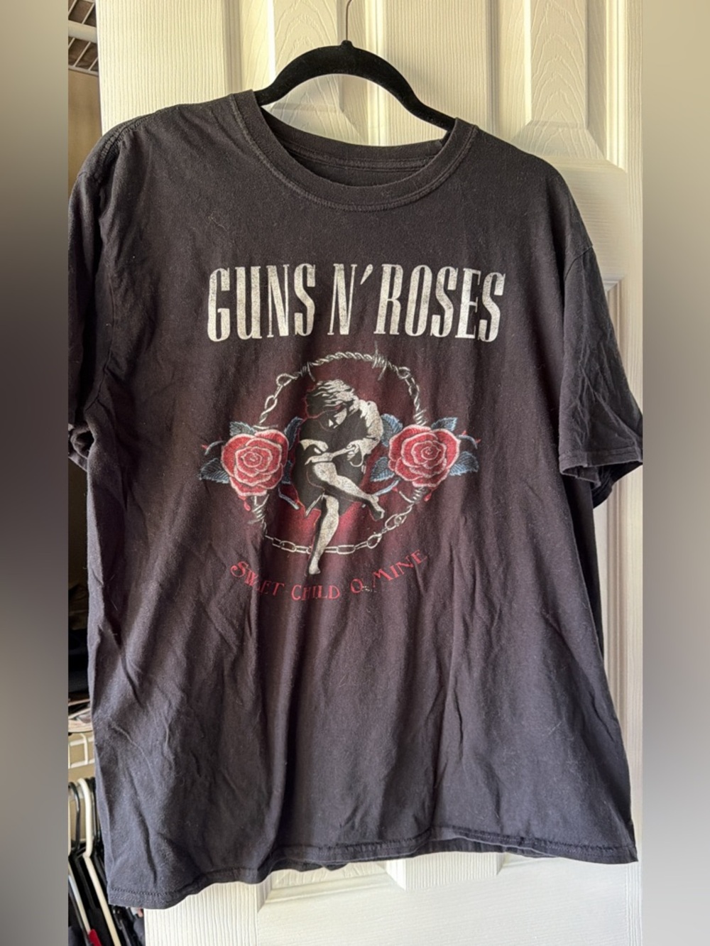 Guns N' Roses Graphic Band Tee in Black with Red Roses